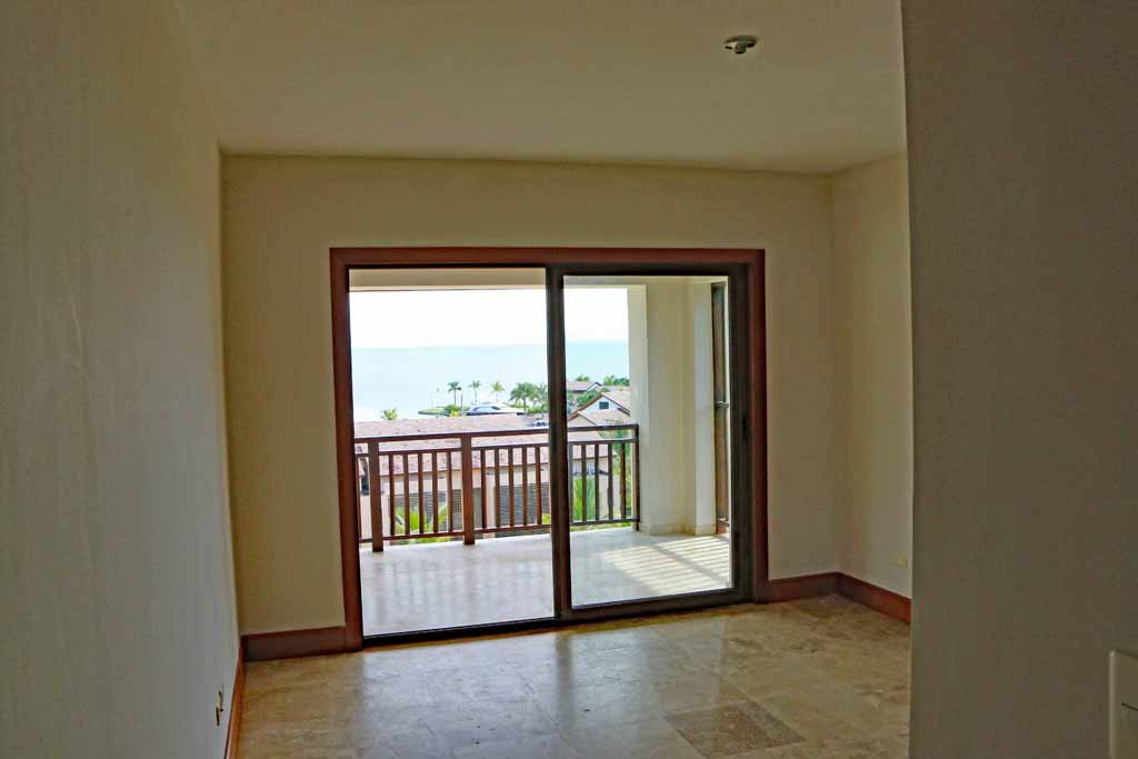 penthouse-for-sale-in-puerto-bahia-interior-view-access-to-the-balcony