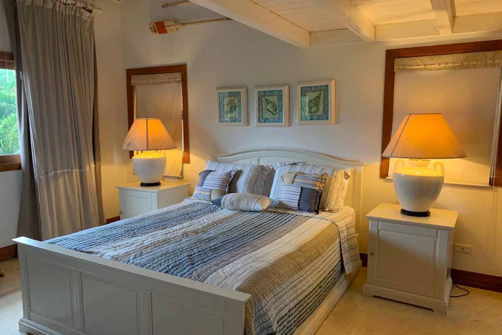 interior-views-in-this-bedroom-luxury-villa-in-puerto-bahia-for-sale